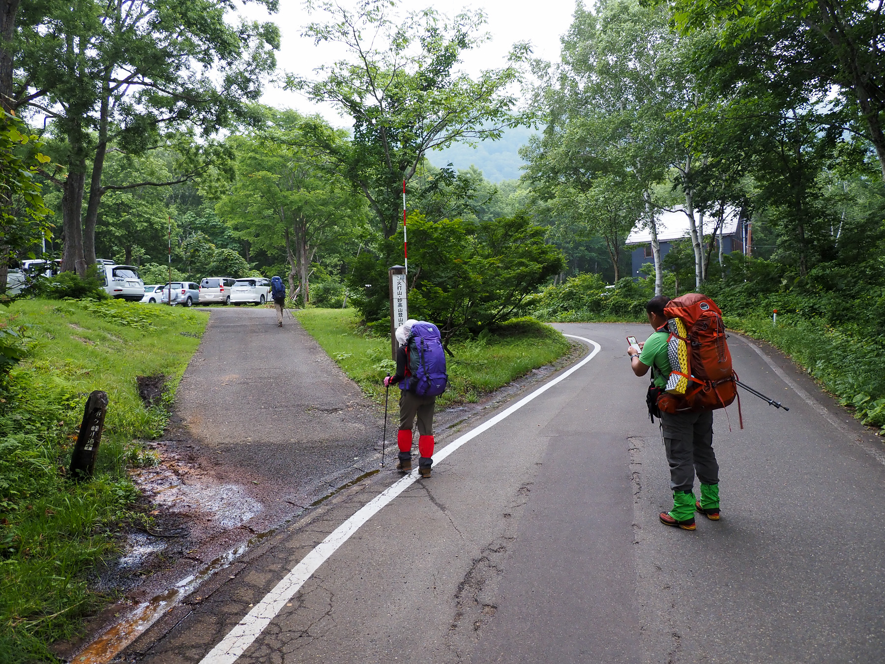 登山口前の駐車場